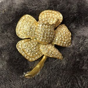 Gold flower brooch